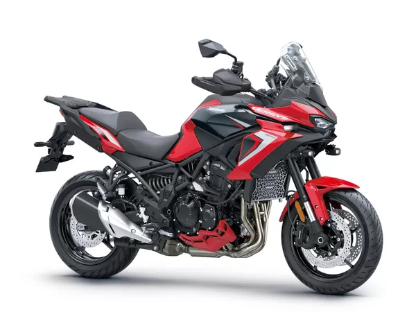 Kawasaki Versys 900 SE in Firecracker Red / Metallic Carbon Gray