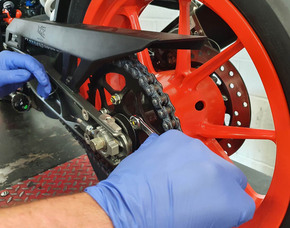 MOT Test - Testing the bolt tightness