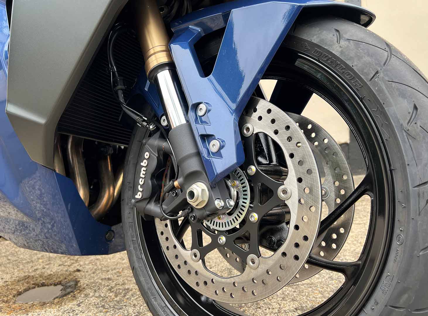 The Suzuki GSX-S1000GT Front wheel and brakes