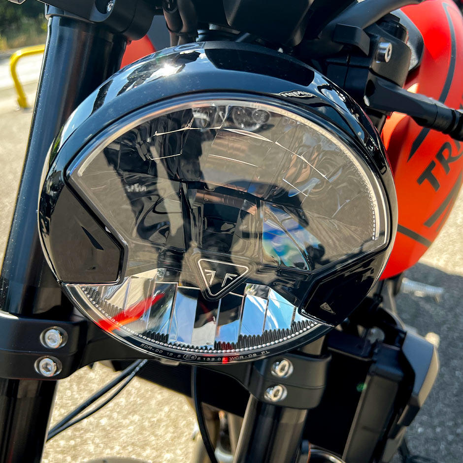 Trident 660 Baja Orange headlight